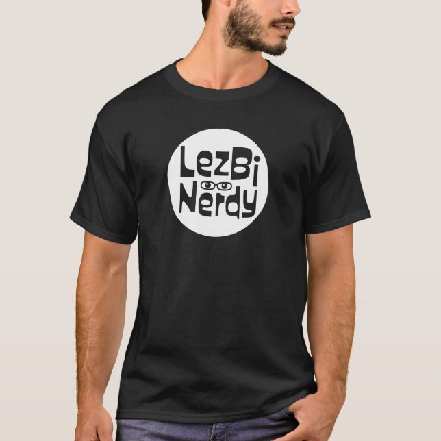 Lezbi Nerdy Basic Tee (vit Logotyp) (Framsida)