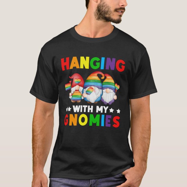 LGBT Pride LGBTQ Rainbow Gnomies  Hanging with my  T Shirt (Framsida)
