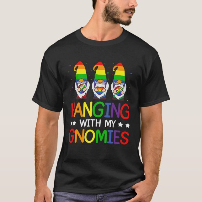 LGBT Pride LGBTQ Rainbow Gnomies  Hanging with my  T Shirt (Framsida)