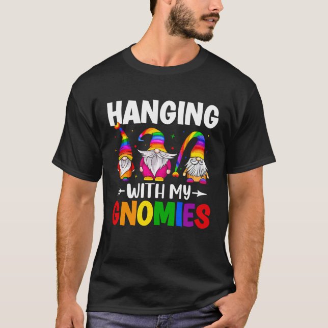 LGBT Pride LGBTQ Rainbow Gnomies  Hanging with my  T Shirt (Framsida)