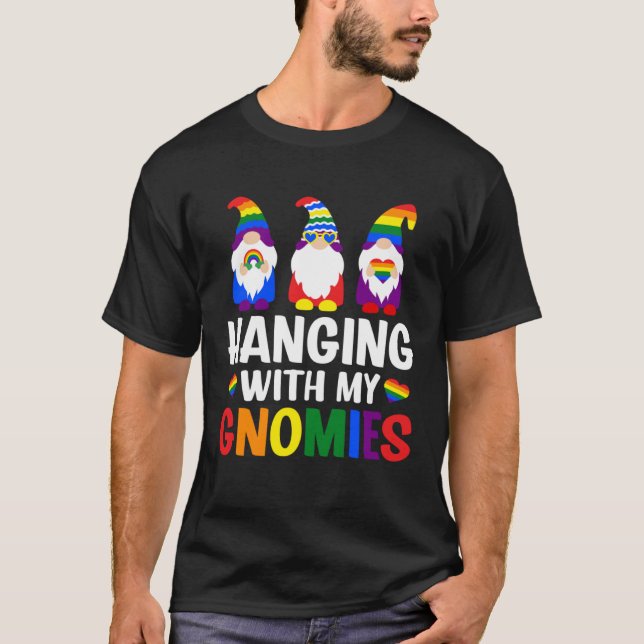 LGBT Pride LGBTQ Rainbow Gnomies  Hanging with my  T Shirt (Framsida)