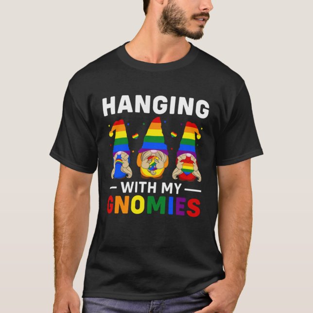 LGBT Pride LGBTQ Rainbow Gnomies  Hanging with my  T Shirt (Framsida)