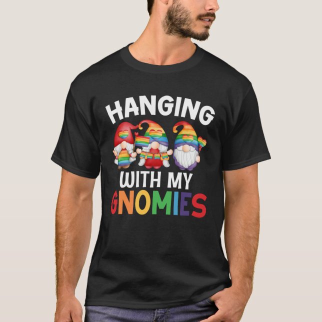 LGBT Pride LGBTQ Rainbow Gnomies  Hanging with my  T Shirt (Framsida)