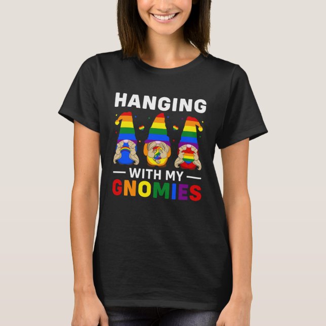 LGBT Pride LGBTQ Rainbow Gnomies  Hanging with my  T Shirt (Framsida)