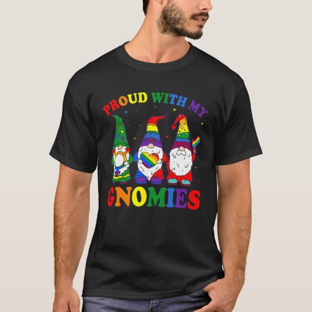 LGBT Pride LGBTQ Rainbow Gnomies  Proud with my Gn T Shirt (Framsida)