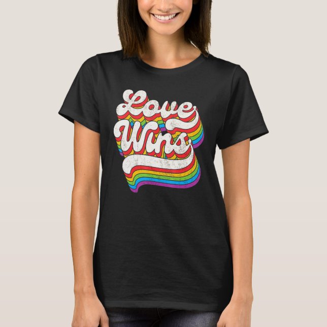 LGBTQ Love Wins Gay Pride LGBT Rainbow Flag Retro  T Shirt (Framsida)