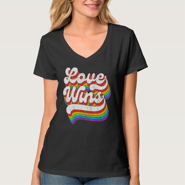 LGBTQ Love Wins Gay Pride LGBT Rainbow Flag Retro  T Shirt (Framsida)
