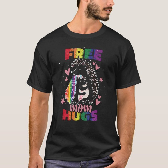 LGBTQ Mom Pride Month Free Mom Hugs T Shirt (Framsida)
