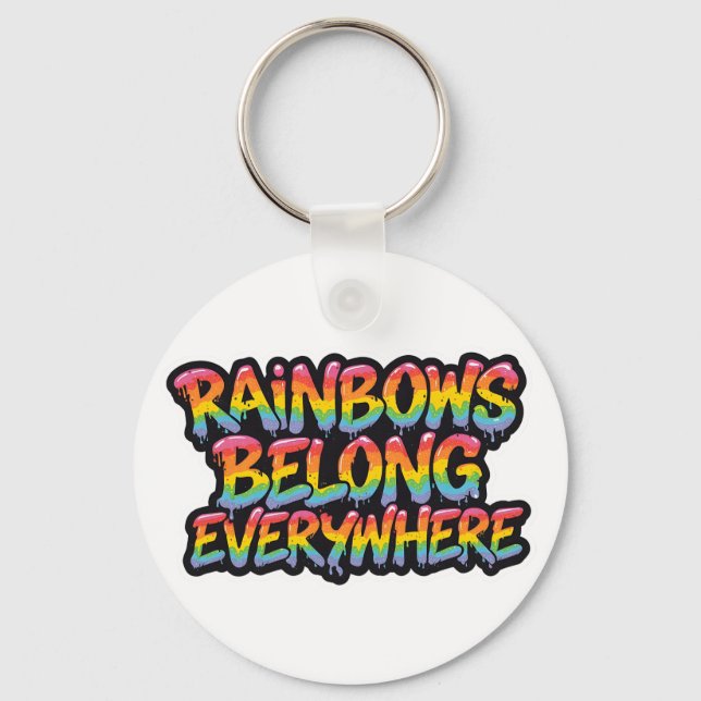 LGBTQ Pride-design – “Regnbågar hör hemma överallt Nyckelring (Framsida)
