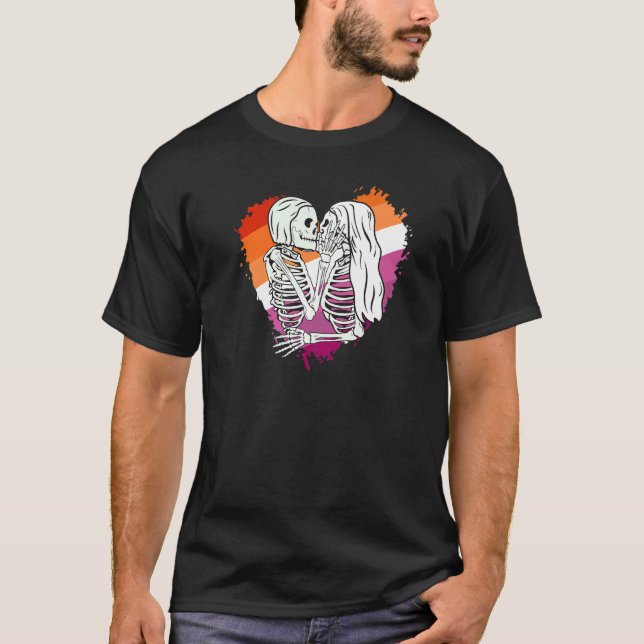 LGBTQ Pride flag skeletons kissing a Lesbian skele T Shirt (Framsida)
