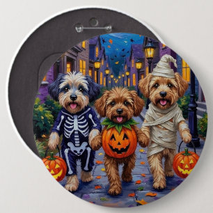 Lhasa Apso busar på godis i halloween-kostymer Knapp