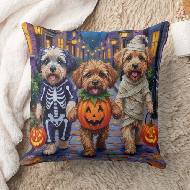 Lhasa Apso busar på godis i halloween-kostymer Kudde (Filt)