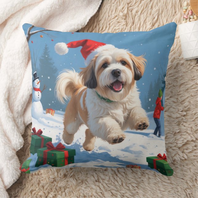 Lhasa Apso springer i snö med julhatt Kudde (Filt)