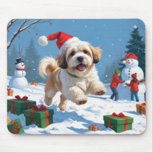 Lhasa Apso springer i snö med julhatt Musmatta