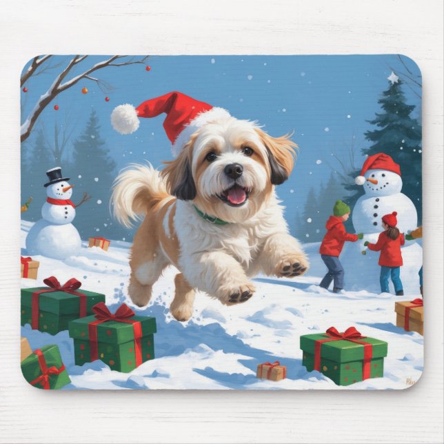 Lhasa Apso springer i snö med julhatt Musmatta (Framsidan)
