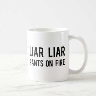 Liarliaren flåsar avfyrar på kaffemugg