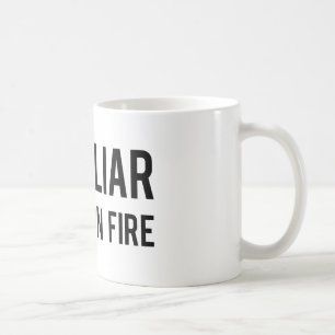 Liarliaren flåsar avfyrar på kaffemugg