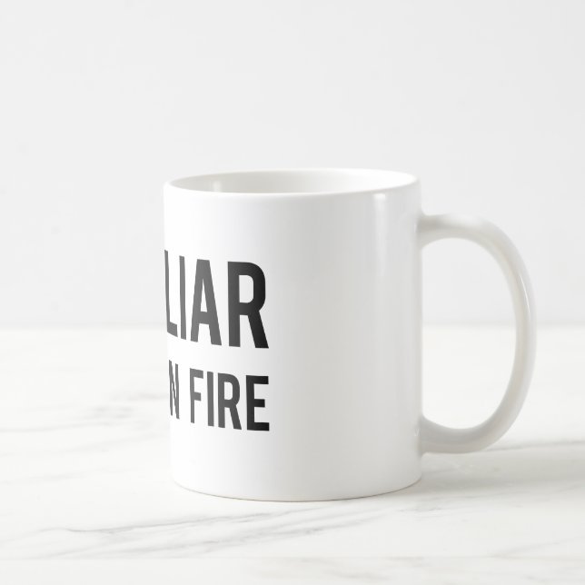 Liarliaren flåsar avfyrar på kaffemugg (Höger)