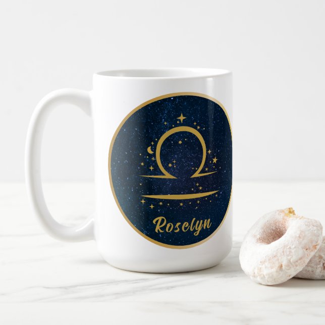 Libra zodiac symbol guld stjärnor himlar personlig kaffemugg (Med munk)