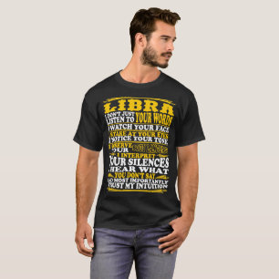 Libraen observerar för att tolka t shirt