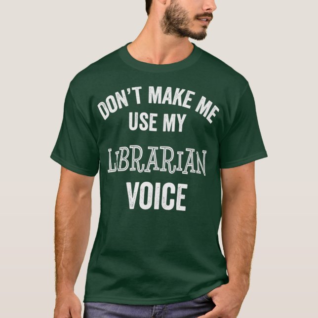 Librarian Funny Gift Voice Hush Quiet Bibliotek T Shirt (Framsida)