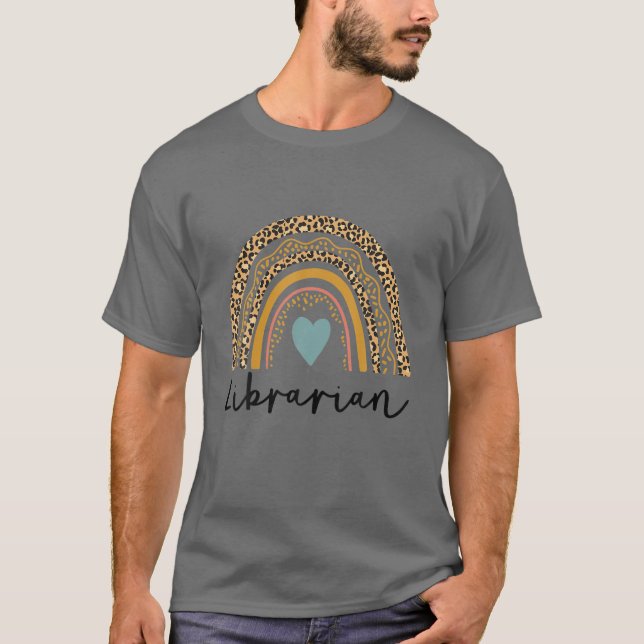 Librarian Rainbow Leopard Funny School Librarian T Shirt (Framsida)