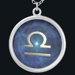 Librasymbol Silverpläterat Halsband<br><div class="desc">Librasymbol från western astrologi med starry bakgrund</div>