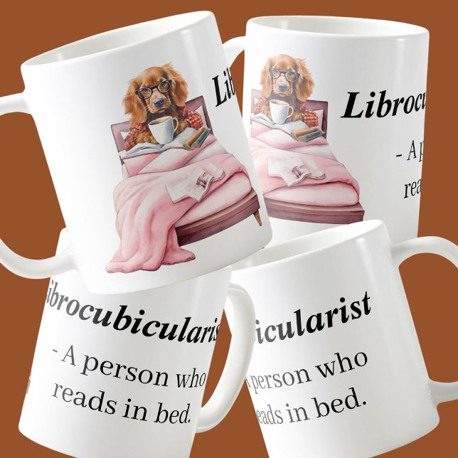Librokubikkulariserad Hund som läses i säng bok äl Kaffemugg (Skapare uppladdad)