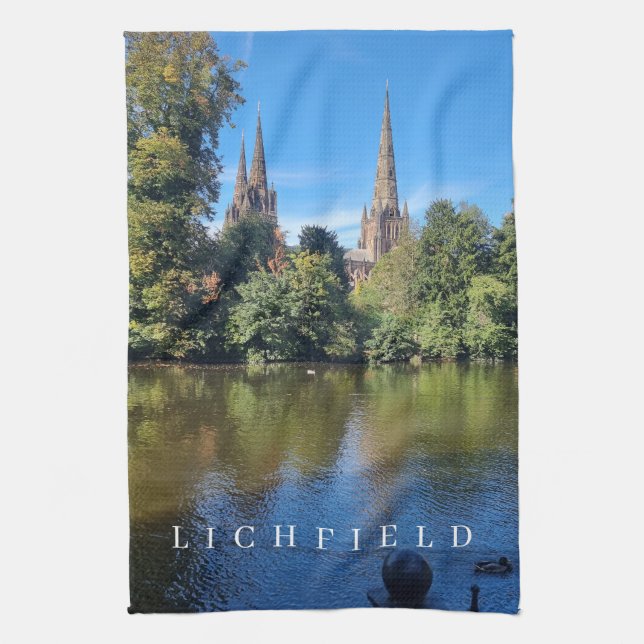 Lichfield Cathedral över vatten tehandduken Kökshandduk (Vertikal)