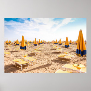 LIDO DI JESOLO, ITALIEN - SUNLOUNGERS PÅ STRAND POSTER