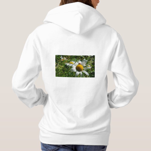 Lieveheersbeestje op margriet in de natuur. t shirt (Baksida)