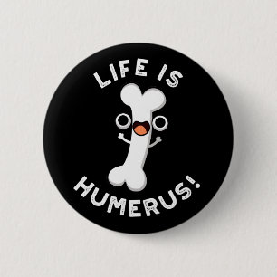 Life är Humerus Funny Bone Pun Mörk BG Knapp