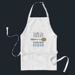 Life är Kort Funny Quote Grått Blue & Beige Förkläde<br><div class="desc">Roligt Bakers Apron med typografi och roligt citat: "Livet är Kort,  Slicka Spoon". Texten är skriven i trendig skrivmaskin med en träsked i en snyggt färg palett av mörk grått,  havsblått och beige. En lekfull gåva till en bagare,  kock eller kock.</div>