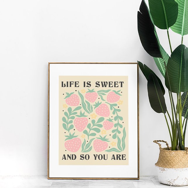 Life är Sweet Strawbär Inspirational Citote Poster (Life is Sweet Strawberries Inspirational Quote Poster in a golden frame next to a large green plant.)