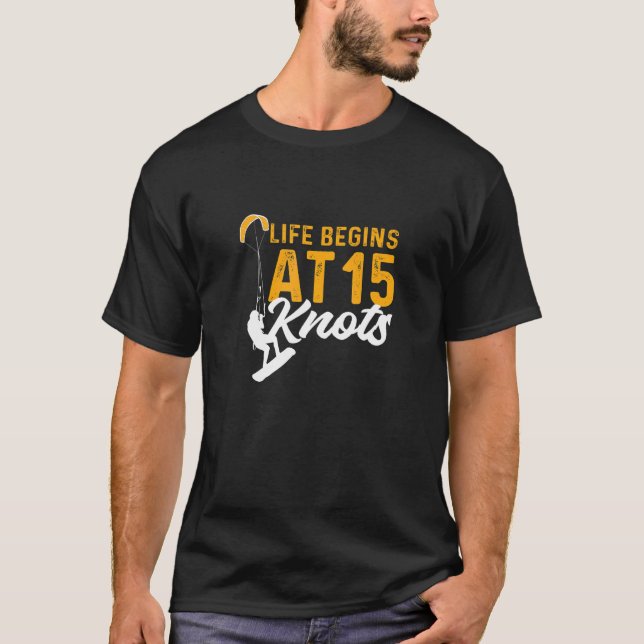 Life Begins At 15 Knots Kiteboarding Kitesurfing T Shirt (Framsida)