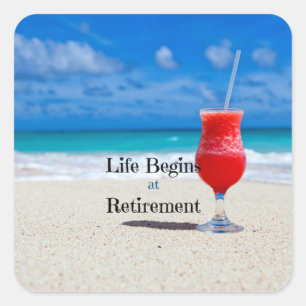 Life Begins i Pension, frostig dryck på stranden Fyrkantigt Klistermärke
