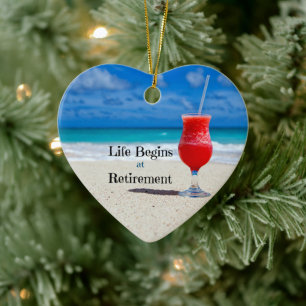 Life Begins i Pension, frostig dryck på stranden Julgransprydnad Keramik