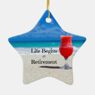 Life Begins i Pension, frostig dryck på stranden Julgransprydnad Keramik