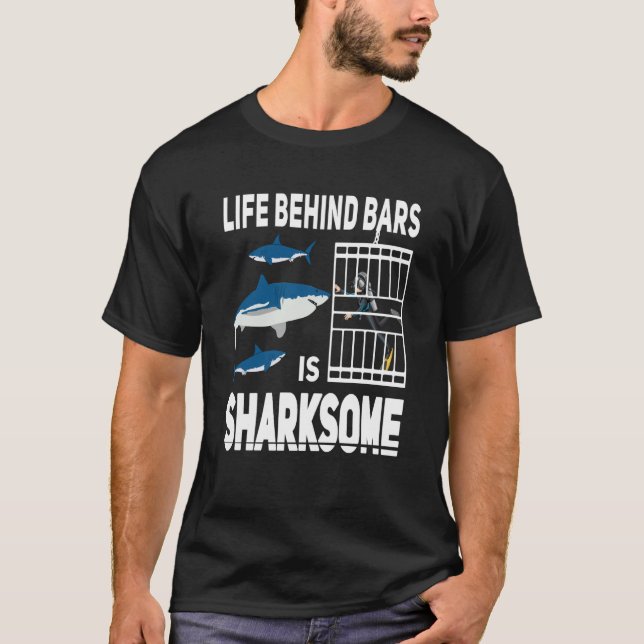 Life behind bars is sharksome Scuba Diving shark D T Shirt (Framsida)