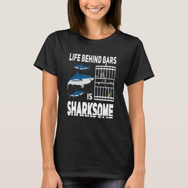 Life behind bars is sharksome Scuba Diving shark D T Shirt (Framsida)