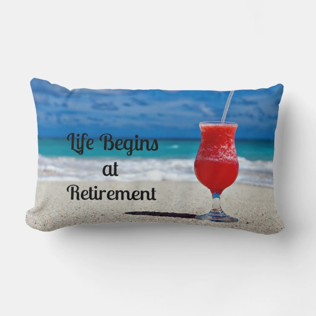 Life börjar i Pension—Frosty Drink på Beach Lumbarkudde (Framsida)