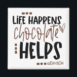 Life Happens Chocolate hjälper humoristiska citat Magnet<br><div class="desc">Roligt ord för kylen med den här moderna designen med citatet Life Happens Chocolate Hjälper med svart och brun text och ett hjärta och små kvadratiska motiv på vit bakgrund som kan ändras till ett annat färg om du så önskar.</div>