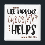 Life Happens Chocolate hjälper humoristiska citat Magnet<br><div class="desc">Roligt ord för kylen med den här moderna designen med citatet Life Happens Chocolate Hjälper med svart och brun text och ett hjärta och små kvadratiska motiv på vit bakgrund som kan ändras till ett annat färg om du så önskar.</div>