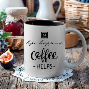 Life Happens kaffe hjälper Monogram Funny Två-Tonad Mugg