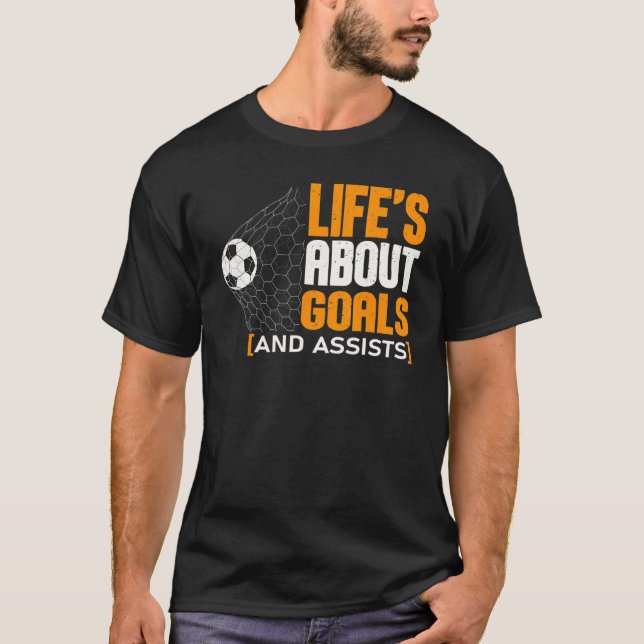 Life Is About Goals And Assists Futbol Soccer 21 T Shirt (Framsida)