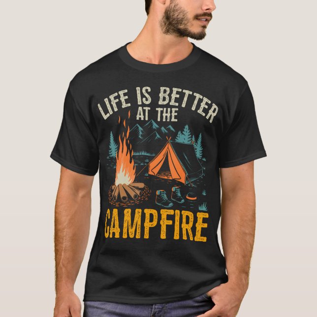 Life Is Better At The Campfire Funny Camping T Shirt (Framsida)