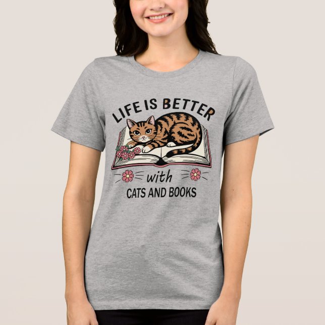 Life Is Better with Cats and Books 🐾📚 T Shirt (Framsida)