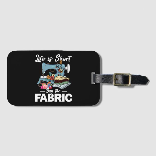 Life Is Short Buy The Fabric Sewing Bagagebricka (Framsida horisontal)