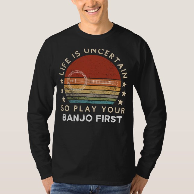 Life is Uncertain Play Your Banjo First Funny Tee (Framsida)