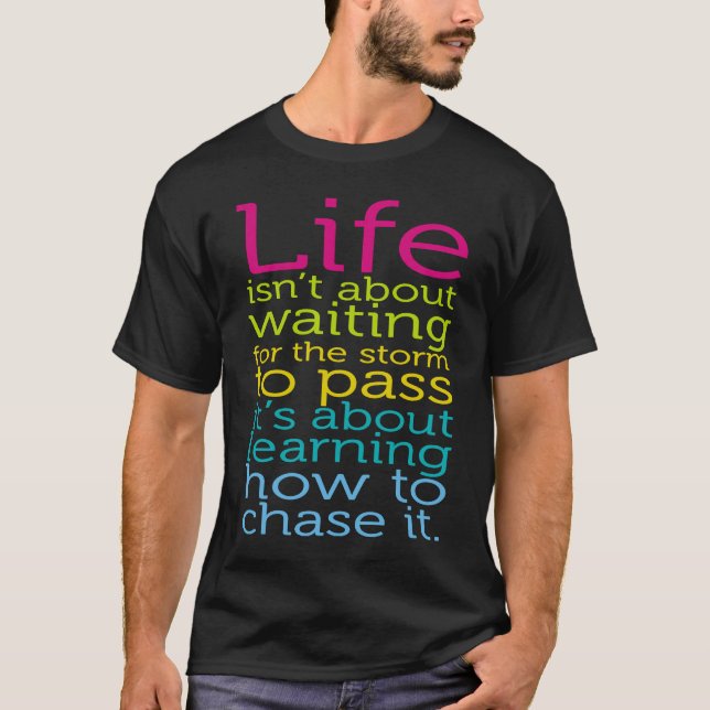 Life Isn't About Waiting The Storm To Pass Learn C T Shirt (Framsida)